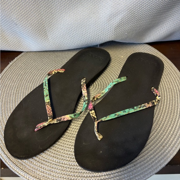 REEF snake print flip flop in great summer colors. Size 10 - Picture 1 of 2
